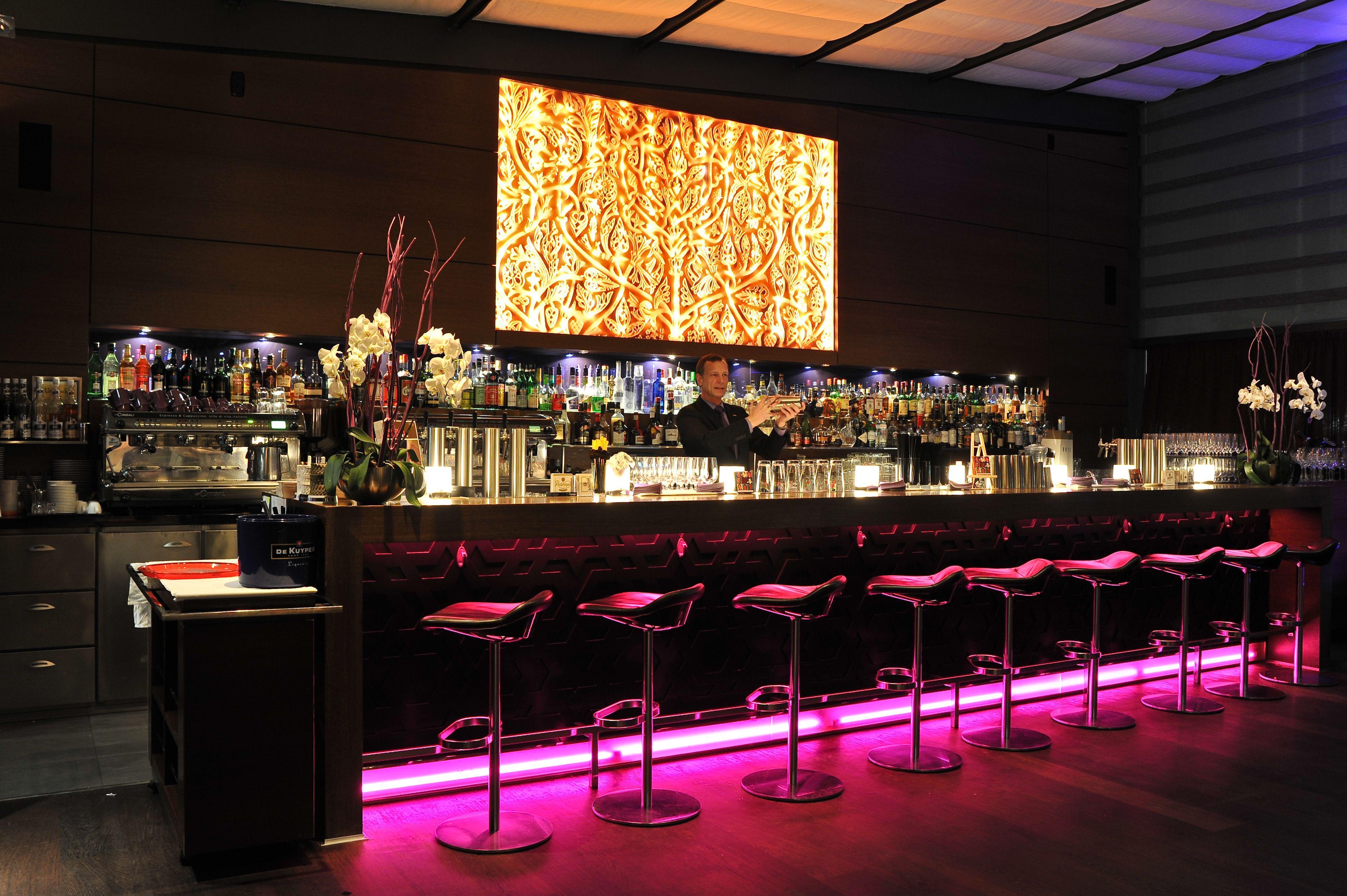 Park Inn By Radisson Berlin Alexanderplatz Esterno foto Bar in a luxury hotel