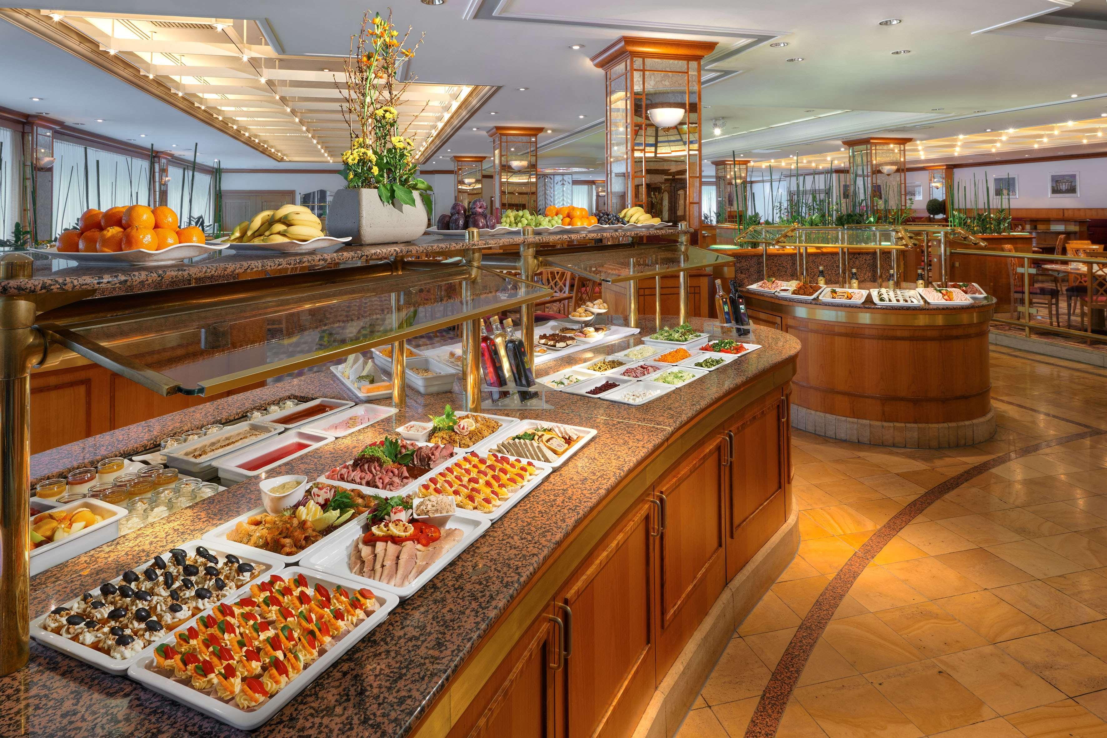 Park Inn By Radisson Berlin Alexanderplatz Esterno foto Breakfast buffet in a hotel