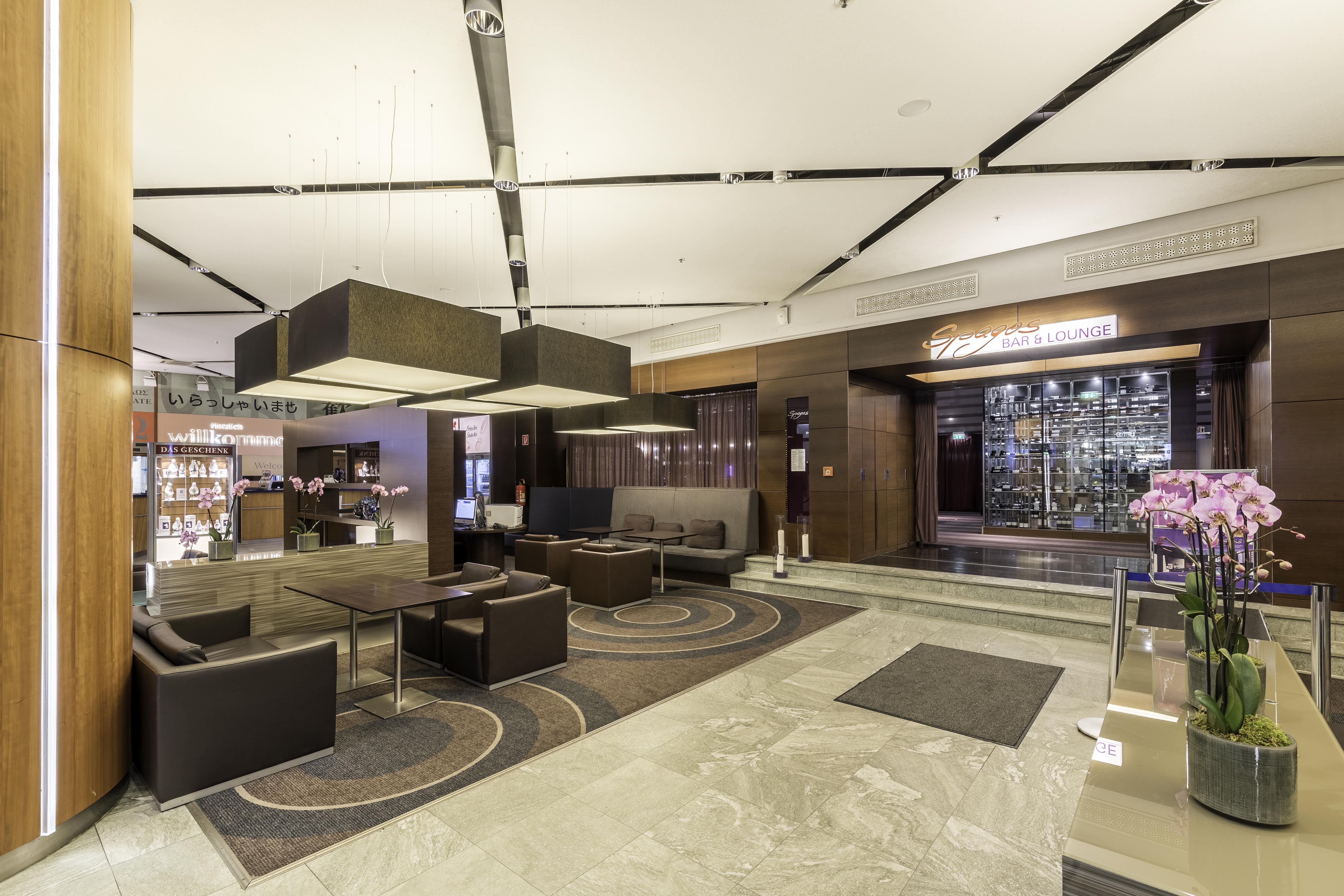 Park Inn By Radisson Berlin Alexanderplatz Esterno foto Reception of the hotel