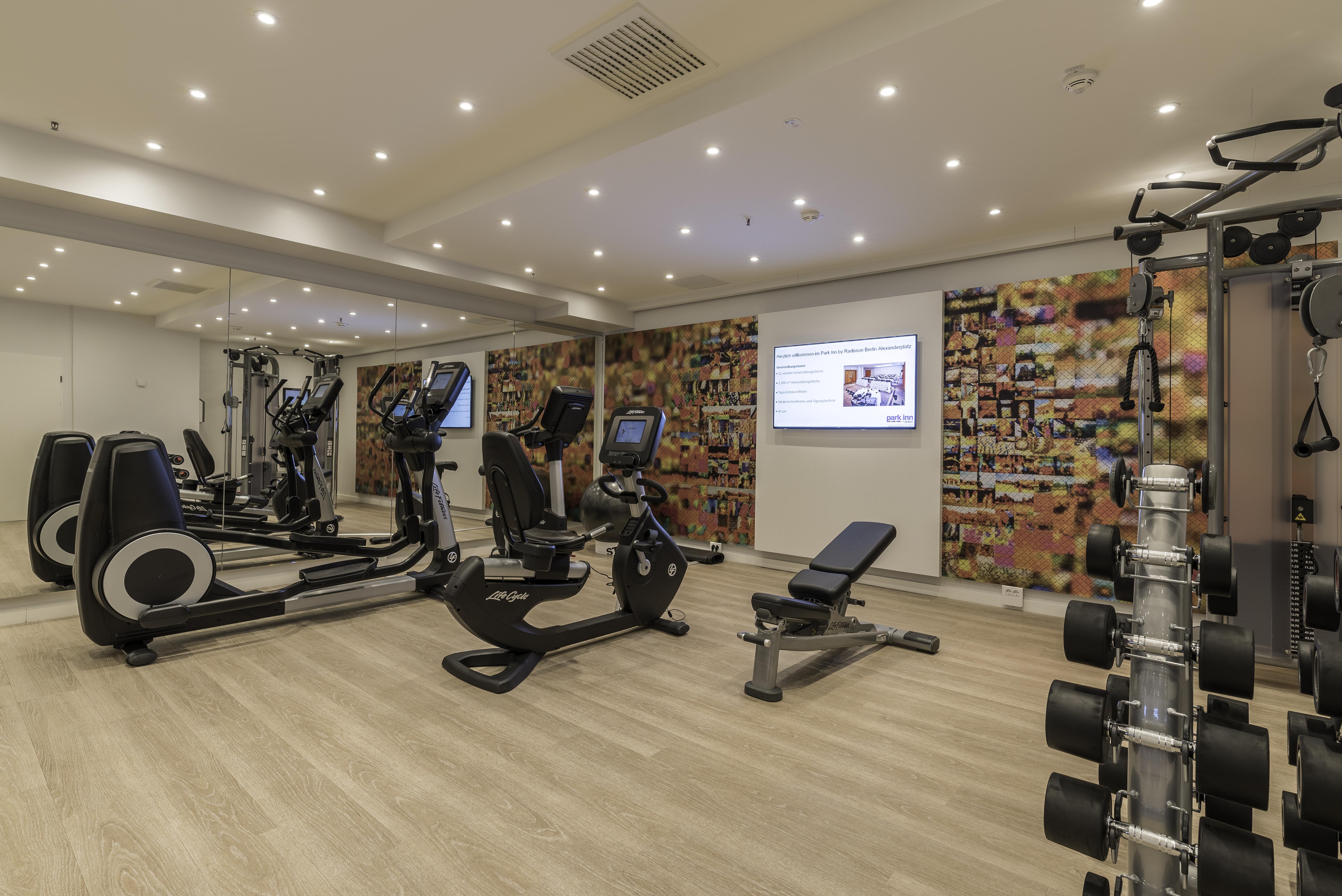 Park Inn By Radisson Berlin Alexanderplatz Esterno foto Fitness room in a hotel