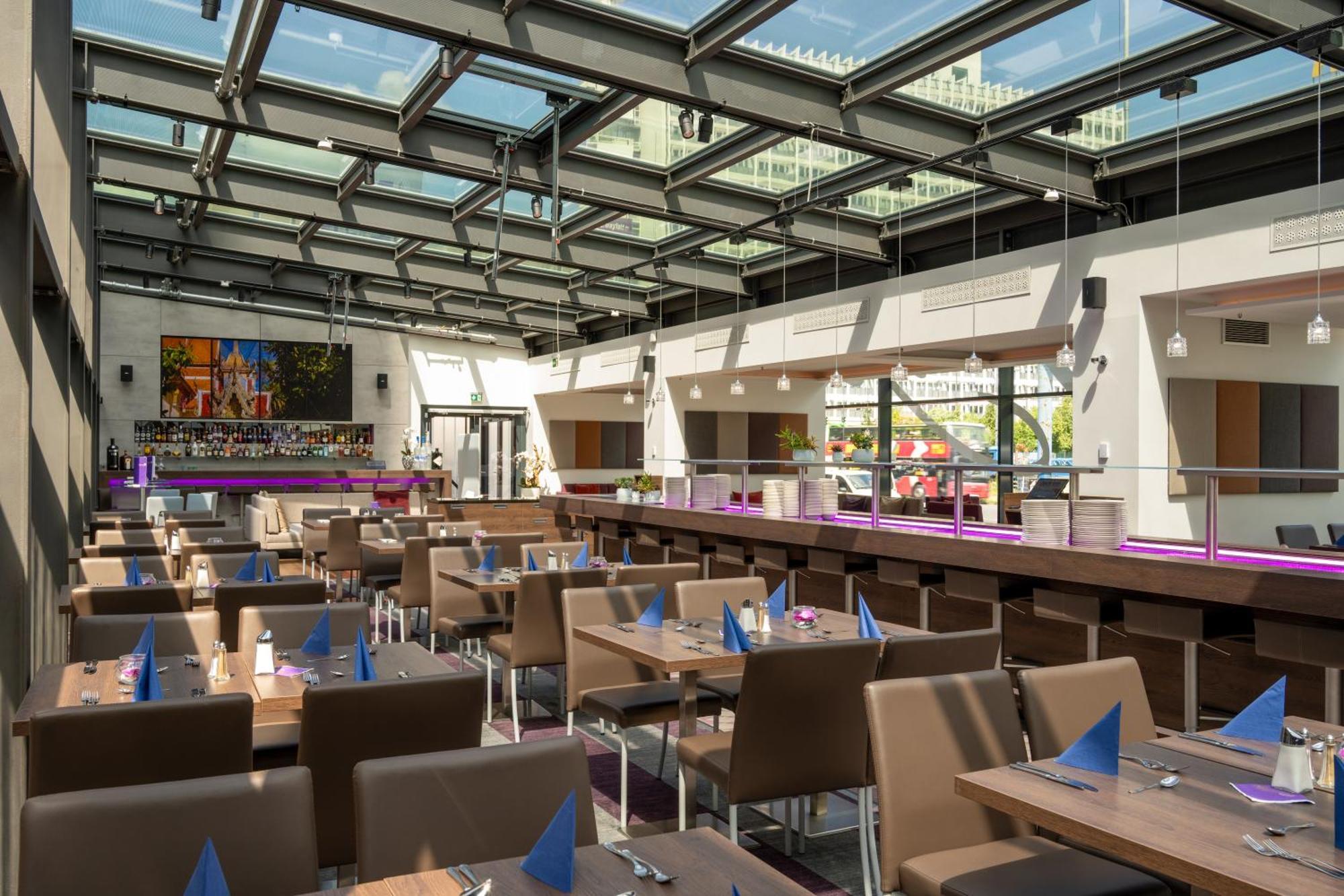 Park Inn By Radisson Berlin Alexanderplatz Esterno foto Restaurant