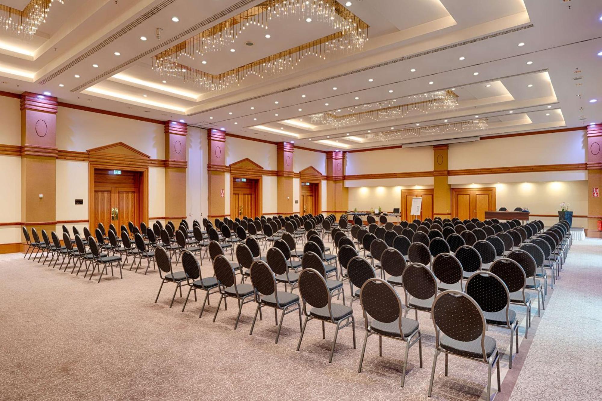 Park Inn By Radisson Berlin Alexanderplatz Esterno foto The ballroom of the hotel