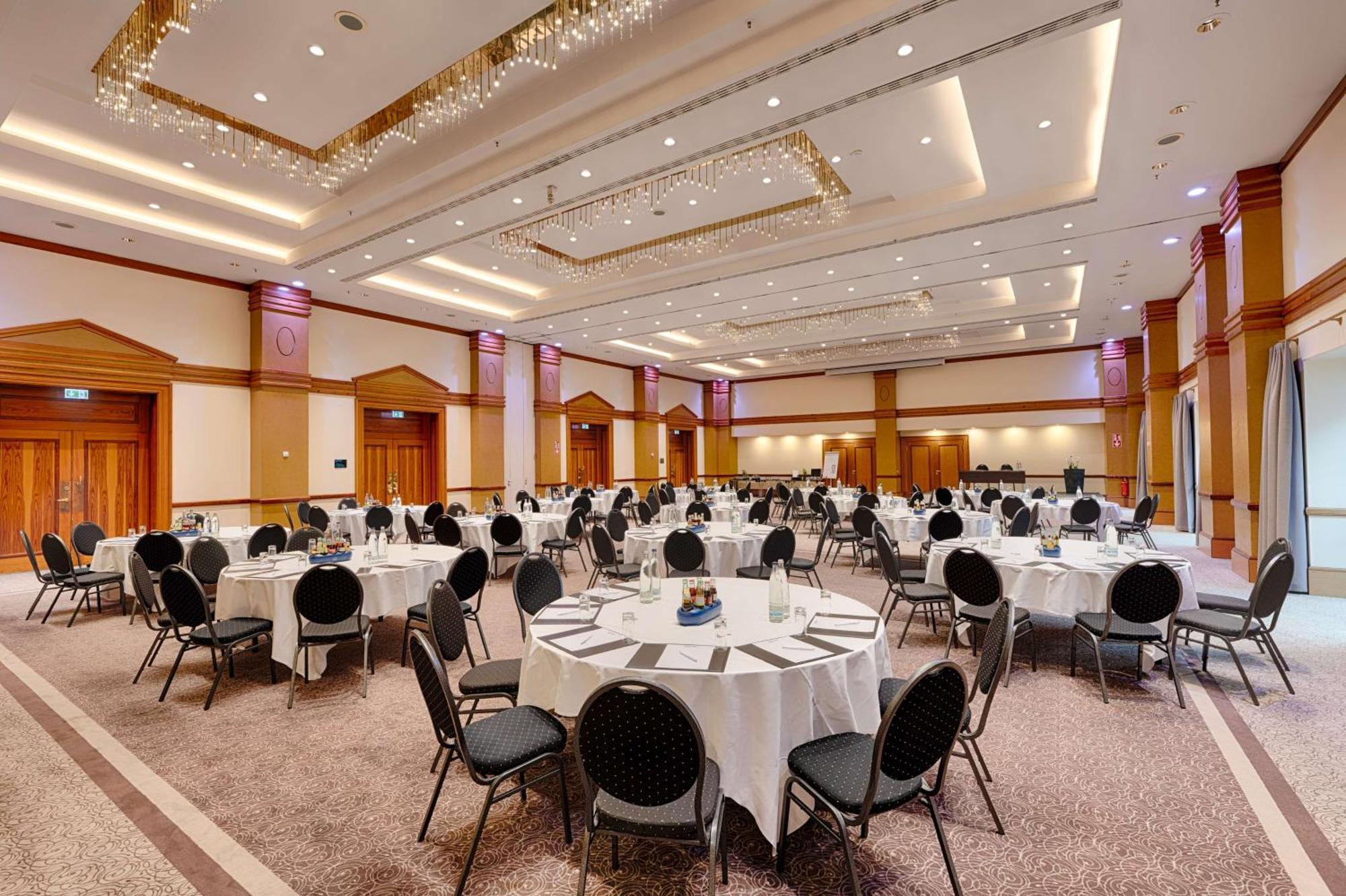 Park Inn By Radisson Berlin Alexanderplatz Esterno foto The ballroom at the hotel