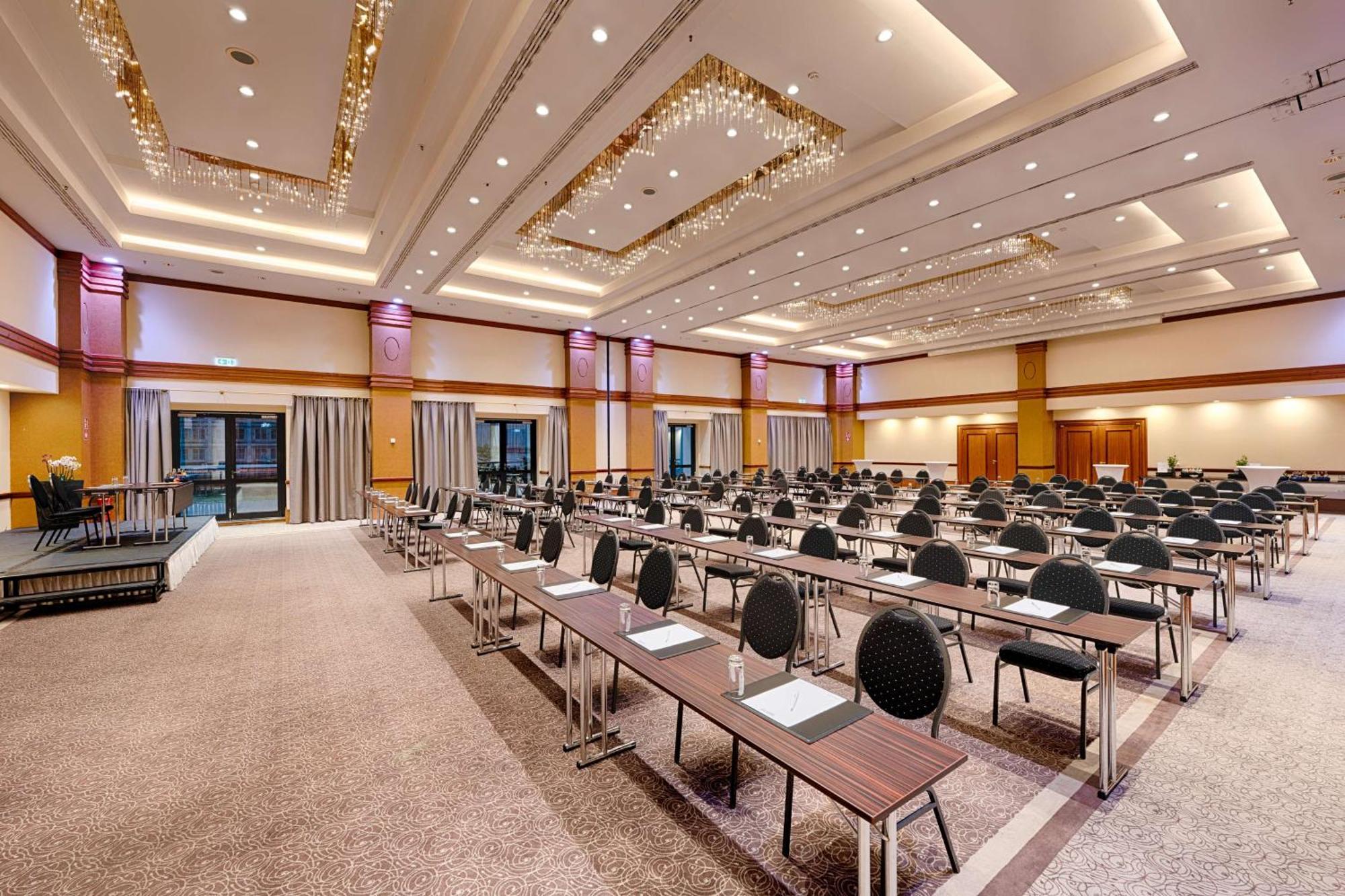 Park Inn By Radisson Berlin Alexanderplatz Esterno foto The ballroom of the hotel