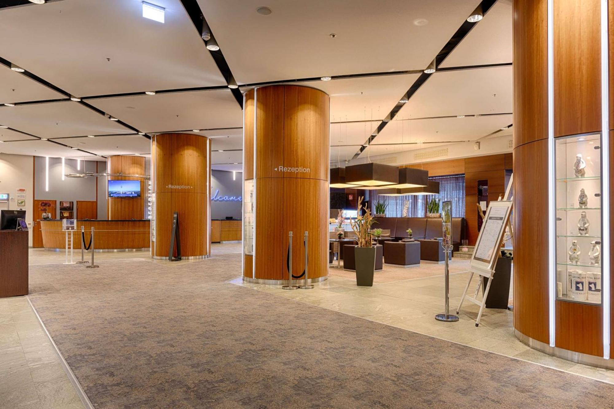 Park Inn By Radisson Berlin Alexanderplatz Esterno foto Reception