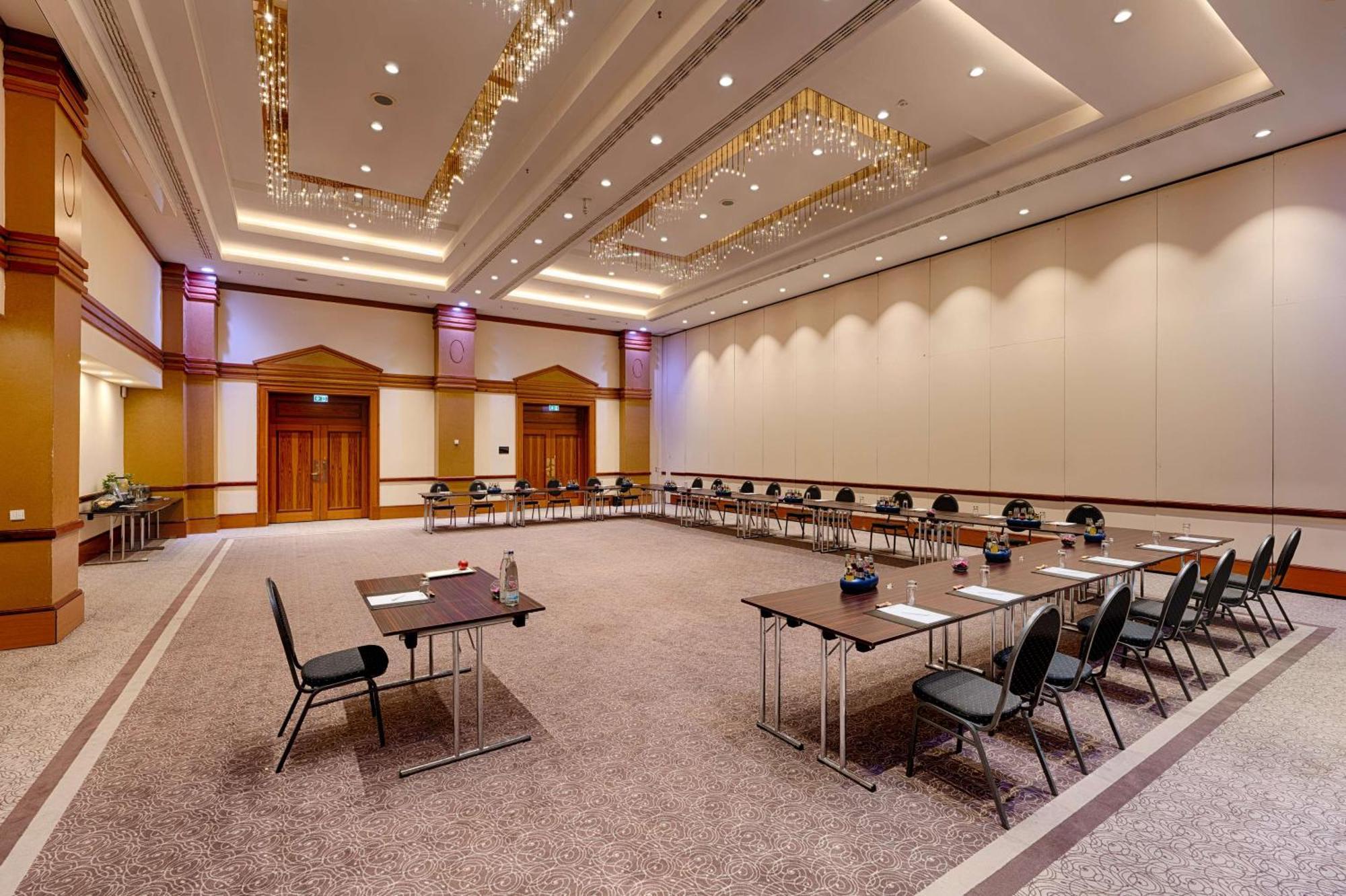 Park Inn By Radisson Berlin Alexanderplatz Esterno foto The meeting room of the hotel