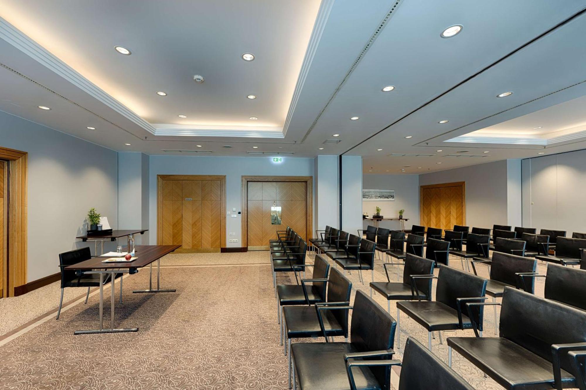 Park Inn By Radisson Berlin Alexanderplatz Esterno foto The meeting room