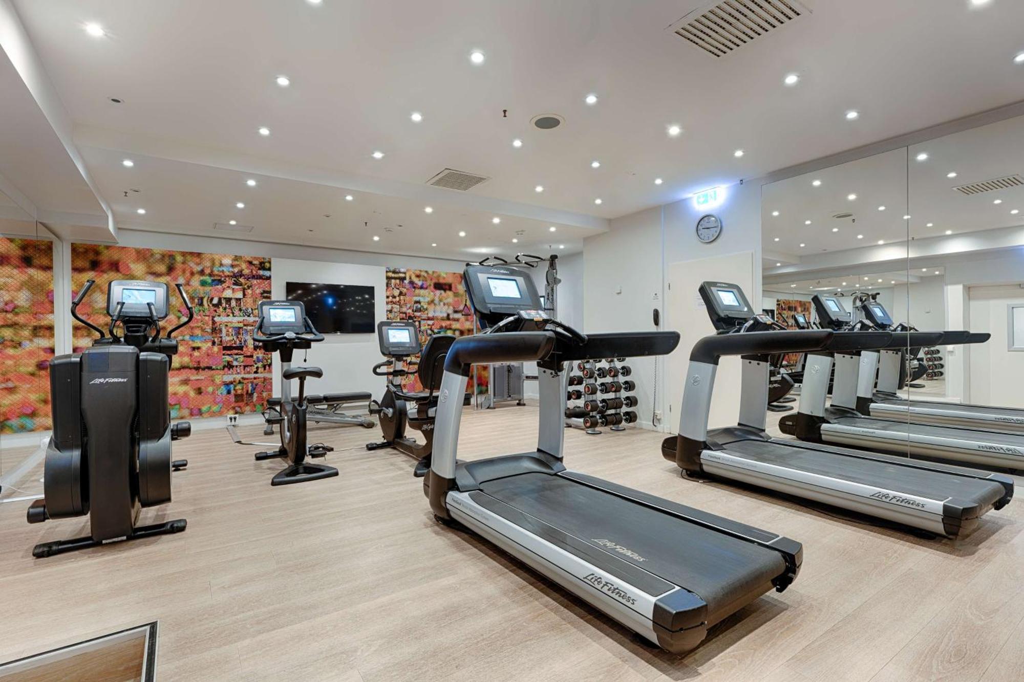 Park Inn By Radisson Berlin Alexanderplatz Esterno foto Fitness room