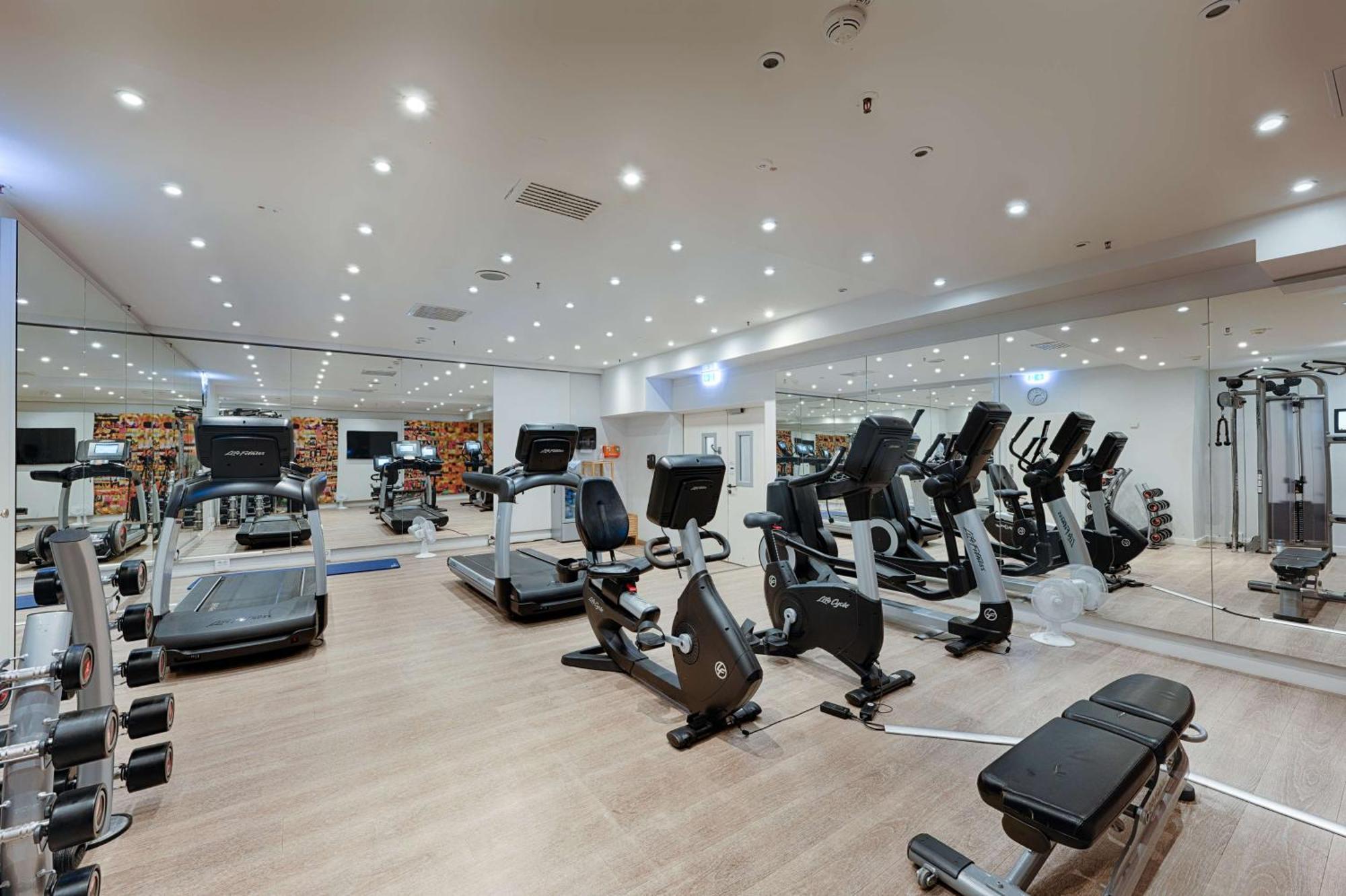 Park Inn By Radisson Berlin Alexanderplatz Esterno foto Fitness room