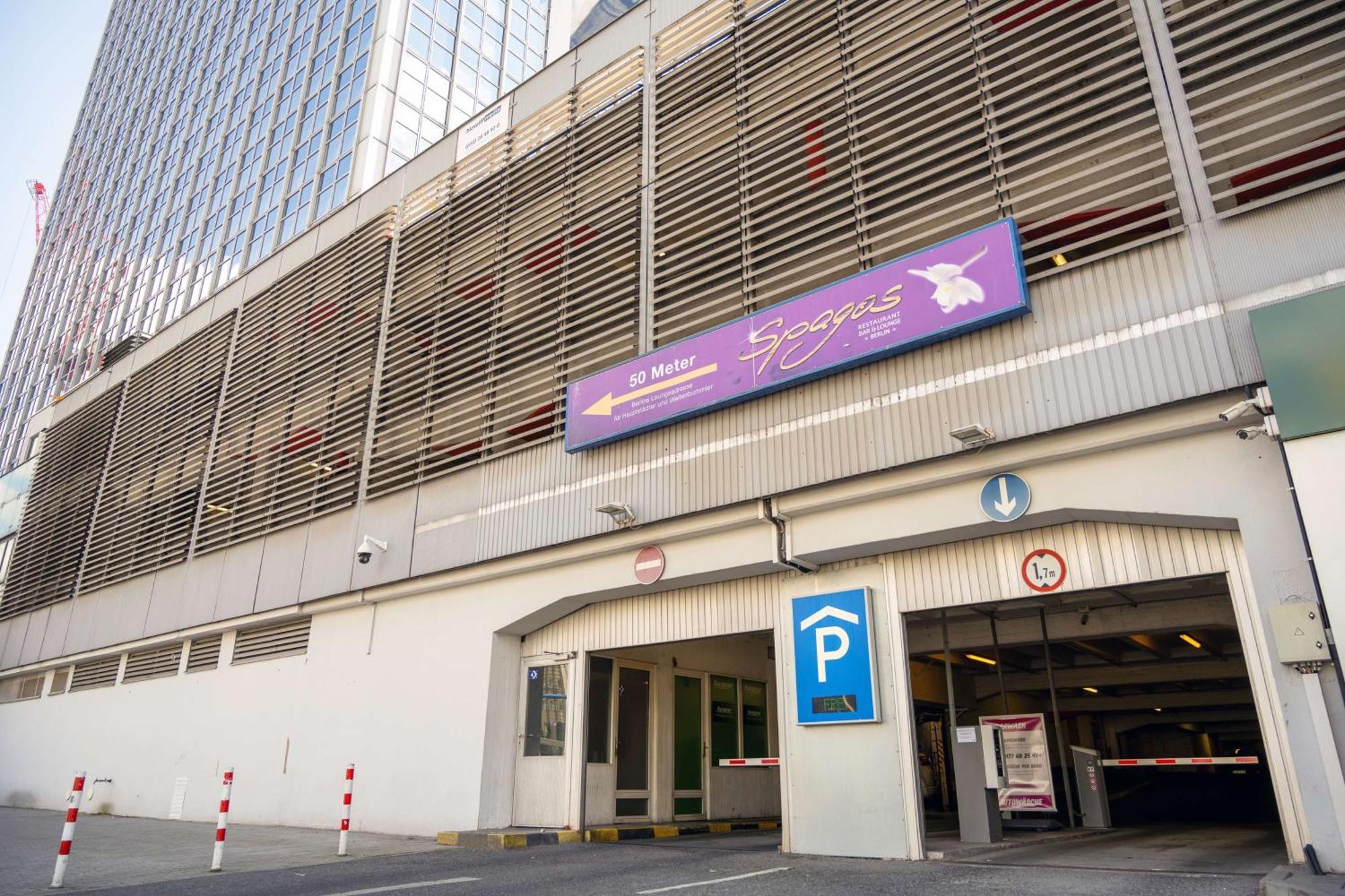 Park Inn By Radisson Berlin Alexanderplatz Esterno foto The entrance of the hotel