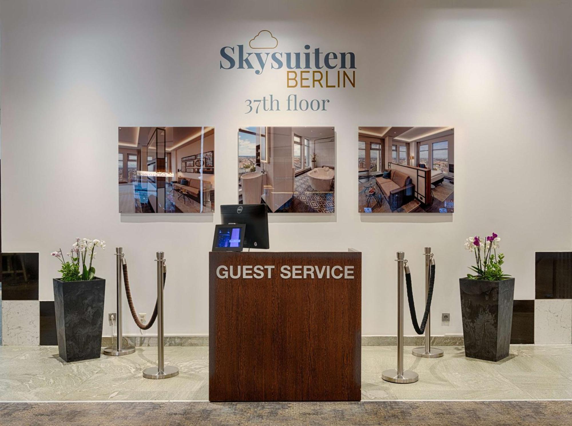 Park Inn By Radisson Berlin Alexanderplatz Esterno foto Reception desk