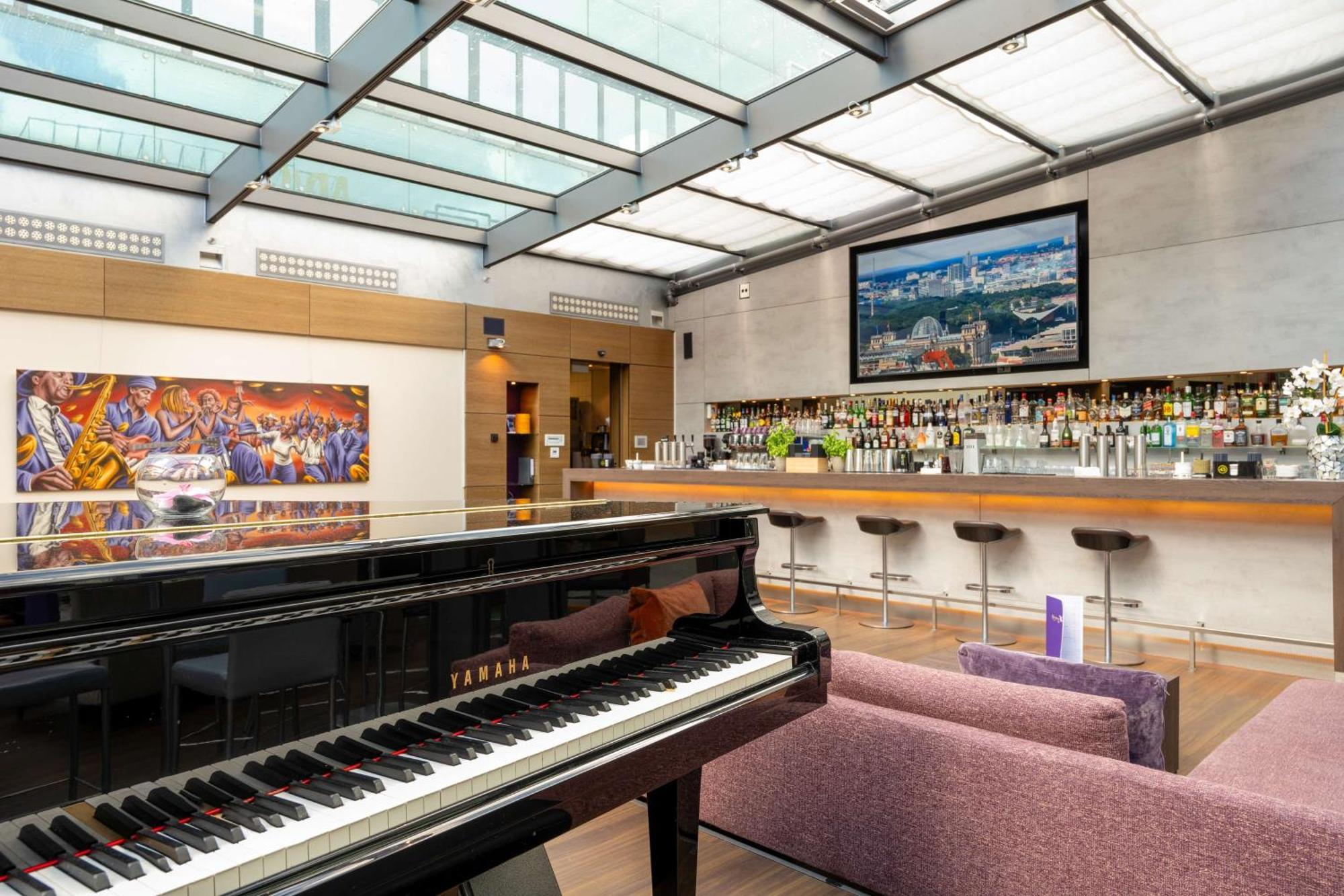 Park Inn By Radisson Berlin Alexanderplatz Esterno foto Piano in the lobby