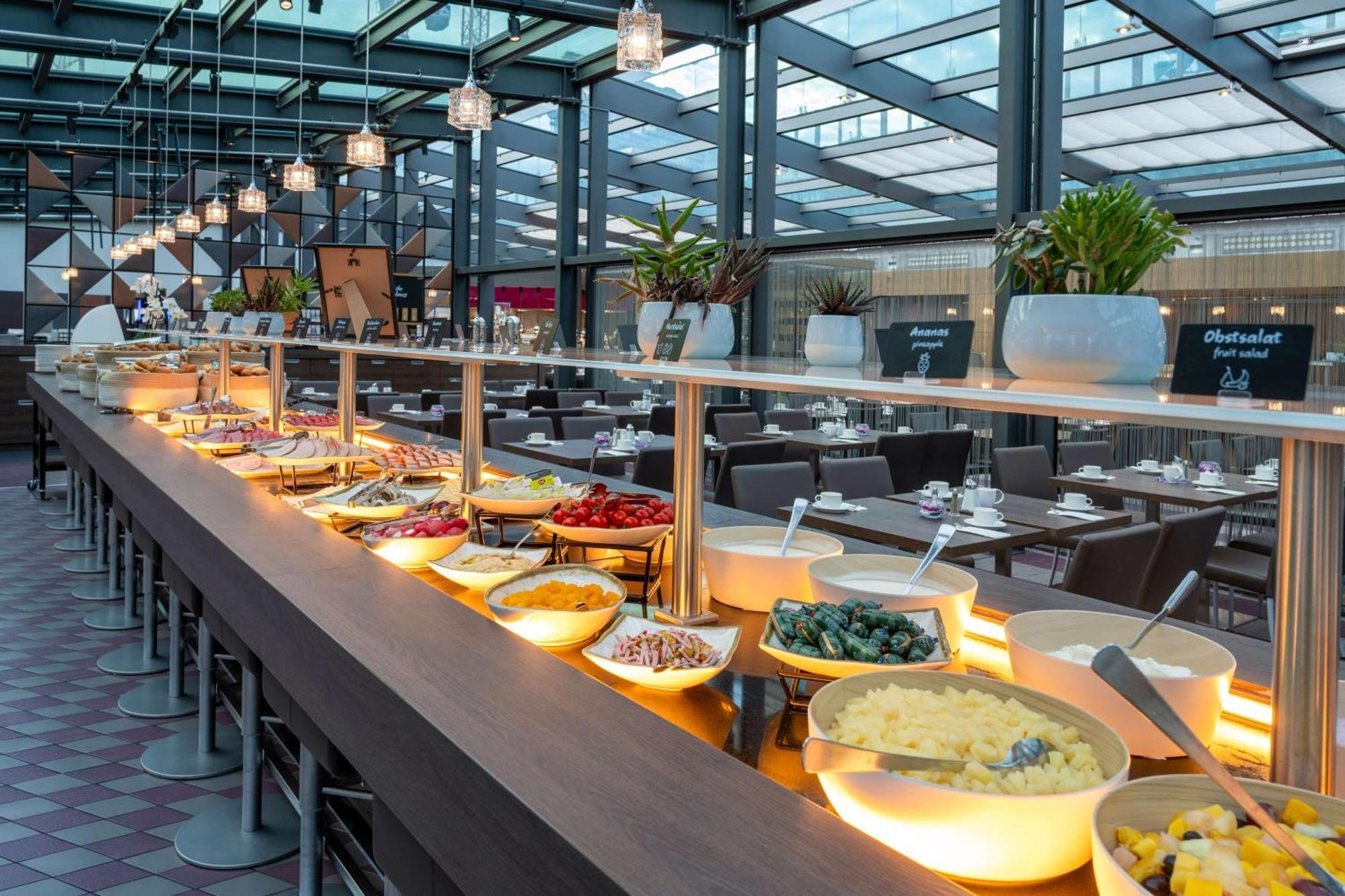 Park Inn By Radisson Berlin Alexanderplatz Esterno foto Breakfast buffet at the hotel