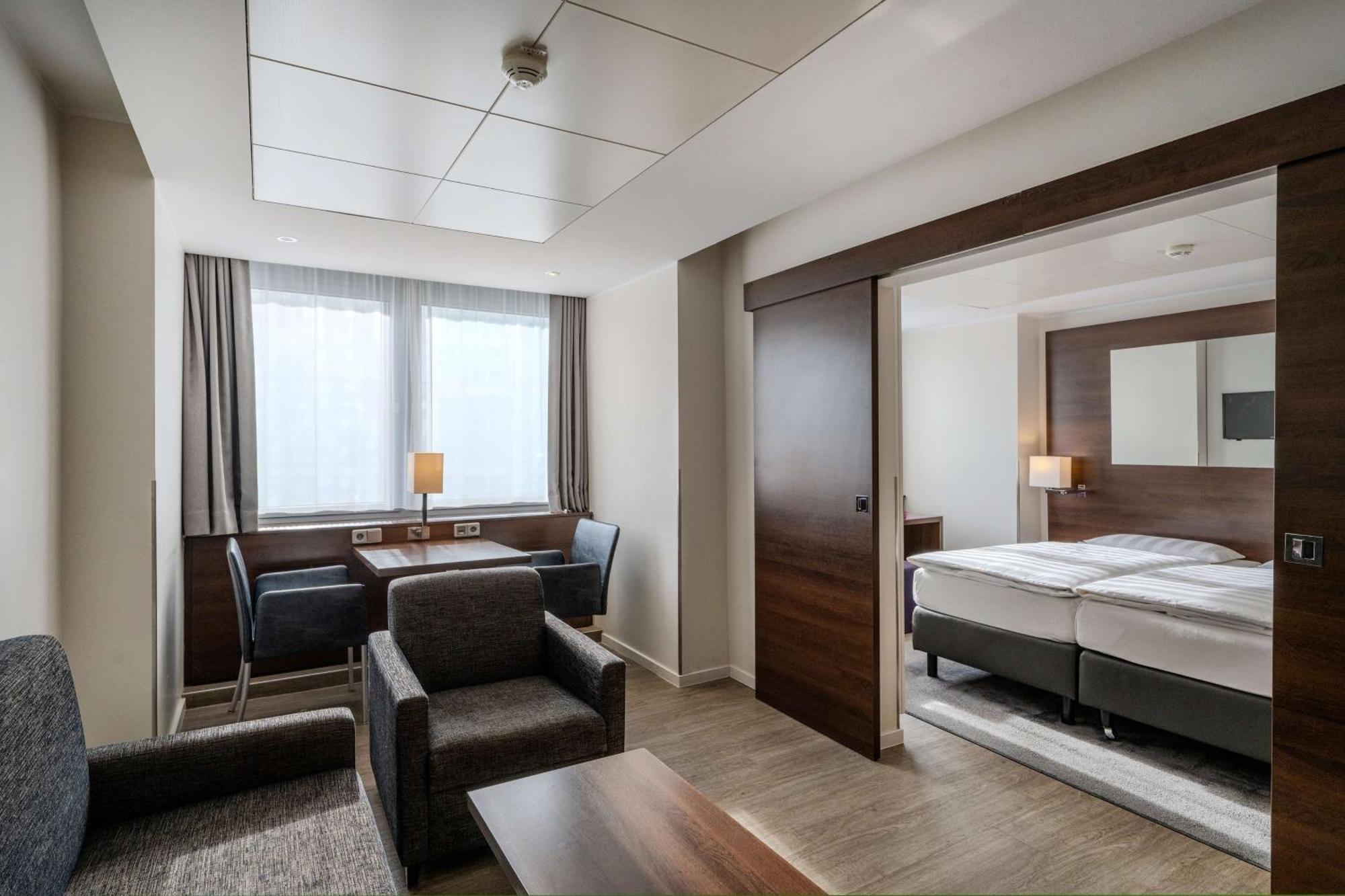 Park Inn By Radisson Berlin Alexanderplatz Esterno foto Room at the hotel