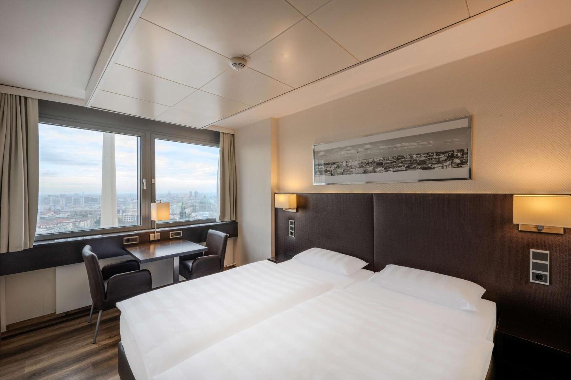 Park Inn By Radisson Berlin Alexanderplatz Esterno foto Room of the hotel