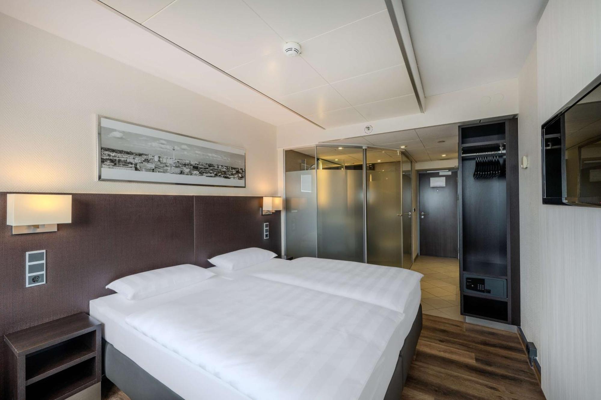 Park Inn By Radisson Berlin Alexanderplatz Esterno foto Room at the hotel