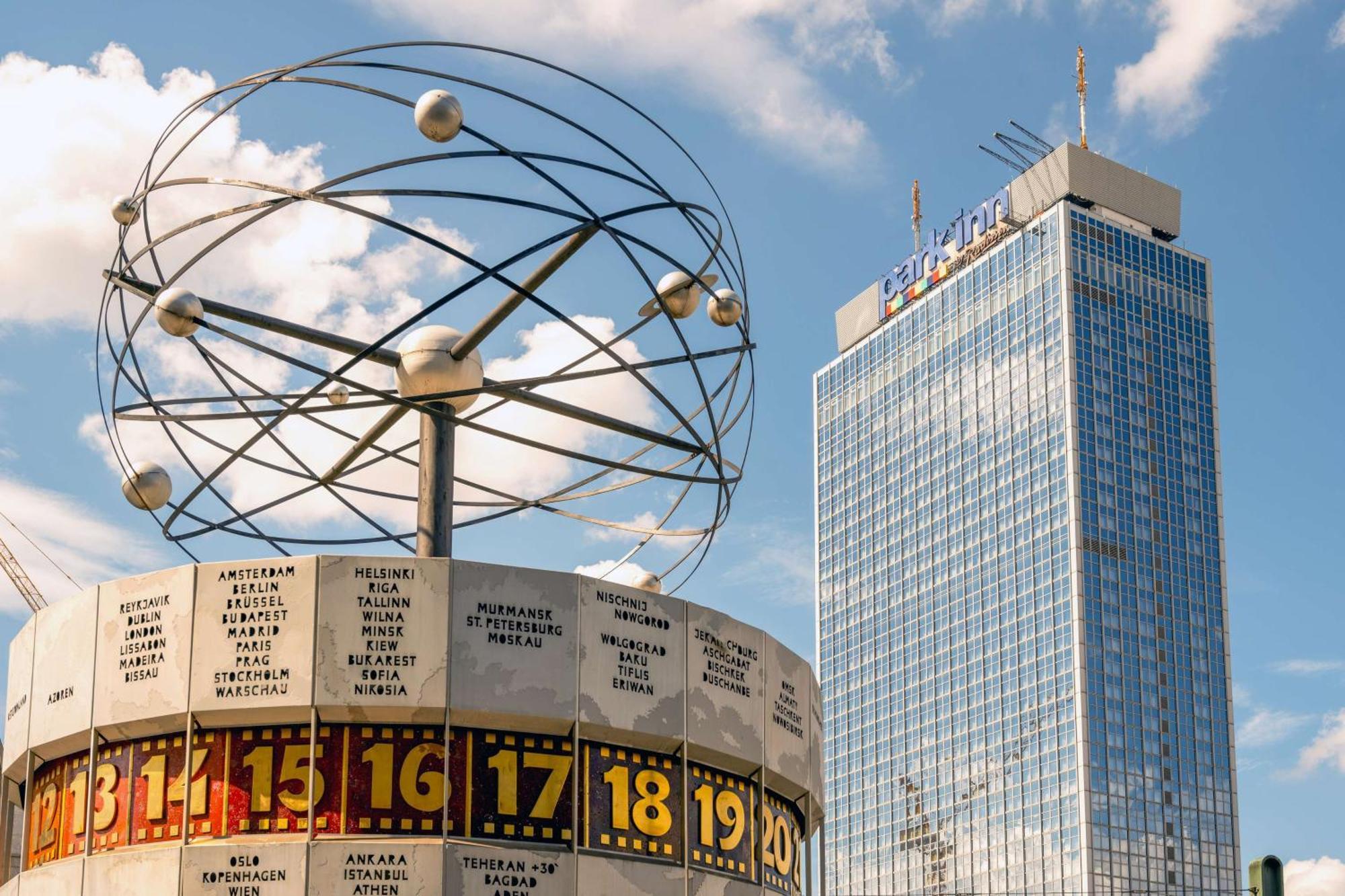 Park Inn By Radisson Berlin Alexanderplatz Esterno foto The clock tower of the building